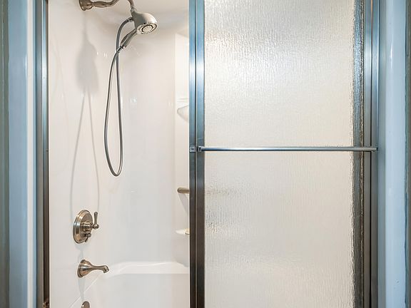 3rd image of 2801 Maple Hollow Ln