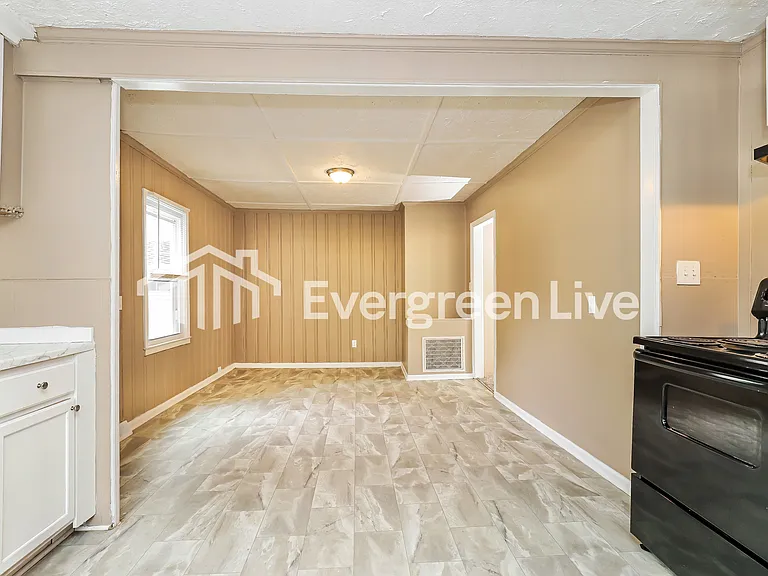 1900 Marion St — Photo 7