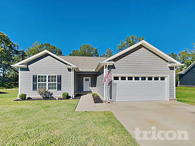 831 Ellyson Dr — Photo 2