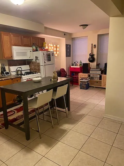 940 W 32nd Pl #1F