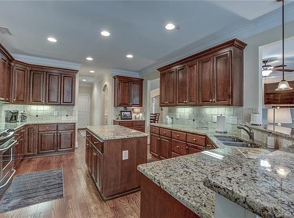 4th image of 694 Cherry Hills Pl