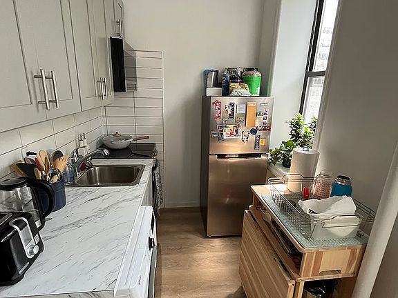 3rd image of 355 E 77th St APT 2