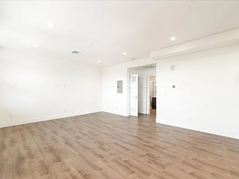 563 N Hoover St #4 — Photo 2