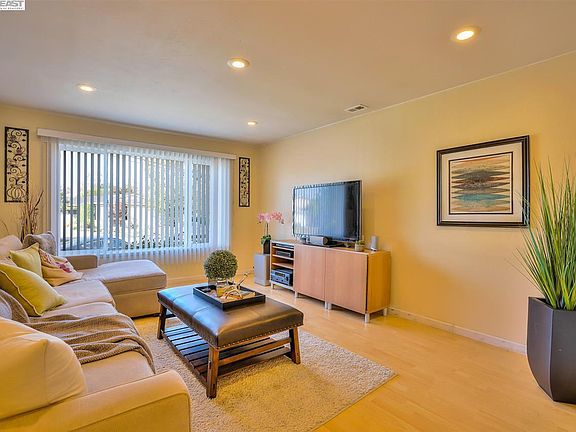 Living room (previous tenant)