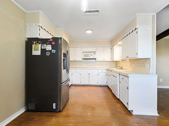 5th image of 3312 Moores Ln