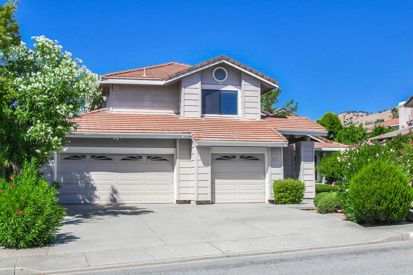 3571 Springbrook Ave photo 1
