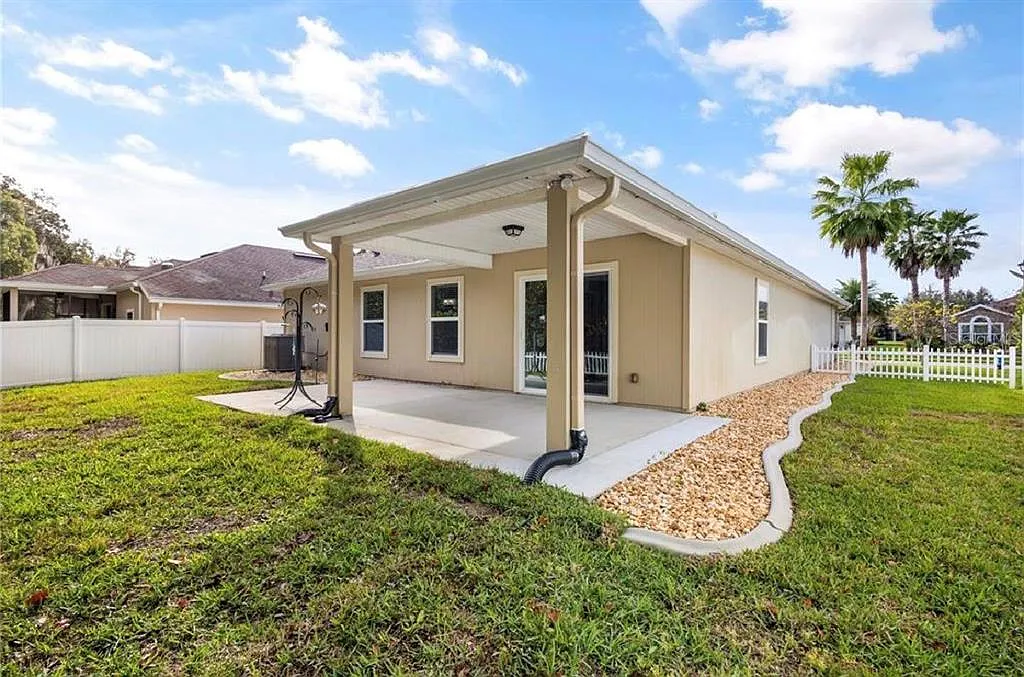 4 bed, 2.0 bath, 1801 sqft, $2,400 — Photo 3