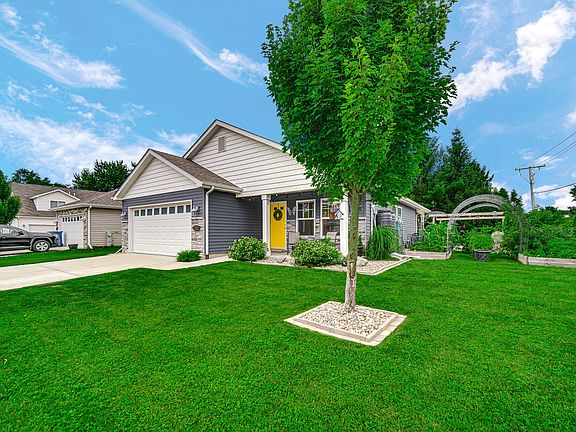 3rd image of 122 Emerald Dr