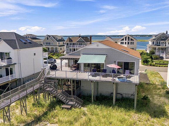 2nd image of 717 Dune Rd
