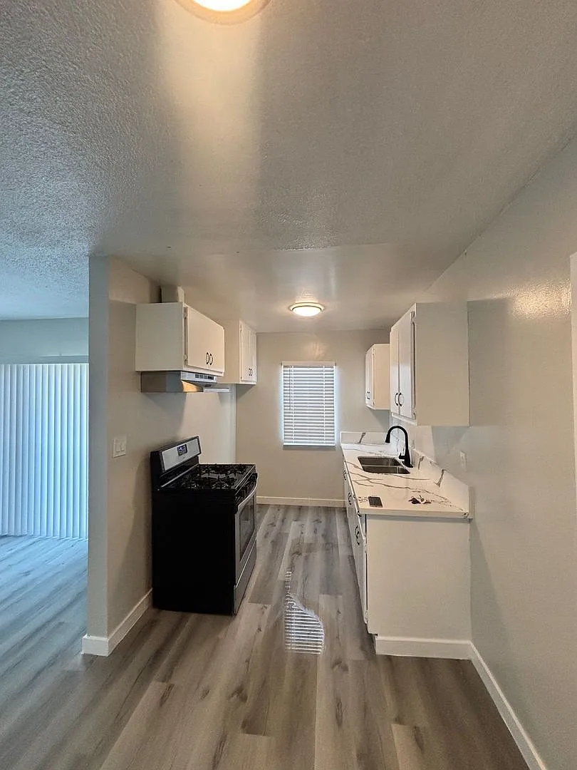 3 bed, 1.5 bath, $2,887 — Photo 3