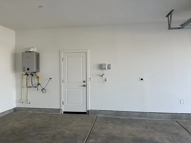 2779 Mulholland Dr — Photo 32