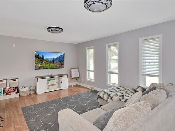 3rd image of 2724 Lois St