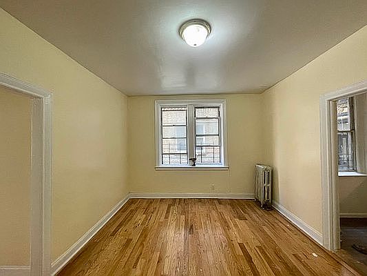 3rd image of 624 W 207th St #1A