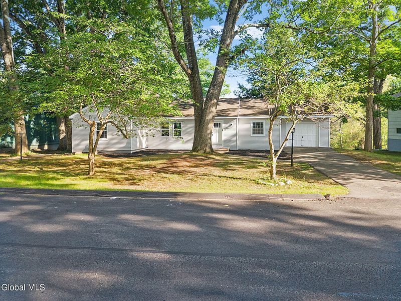 3rd image of 8 Woodland Drive