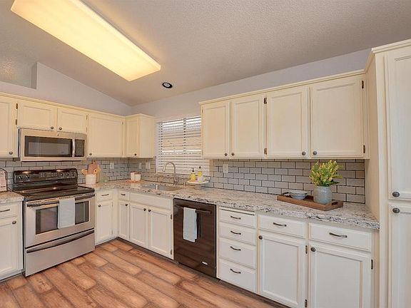 4th image of 1240 Bluegrass Ln