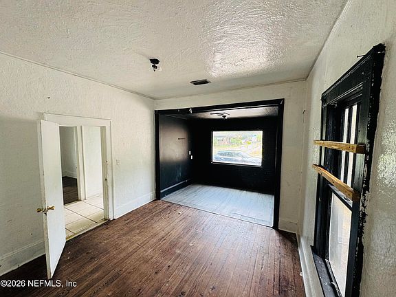 5th image of 1122 E 1ST Street
