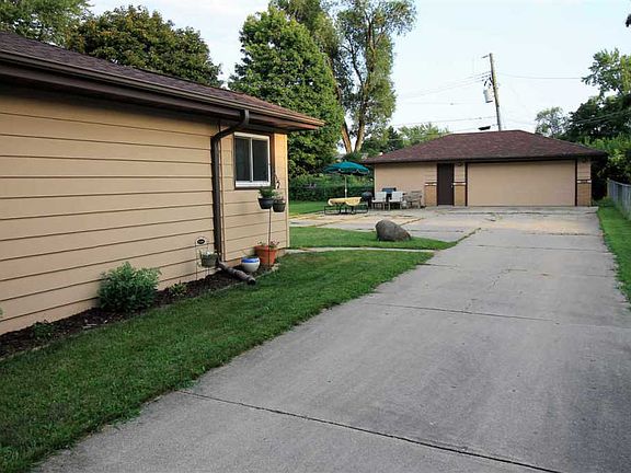 3rd image of 3335 Seward Ave
