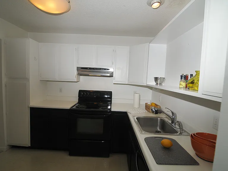 15 Hawthorne Cir #15 — Photo 8