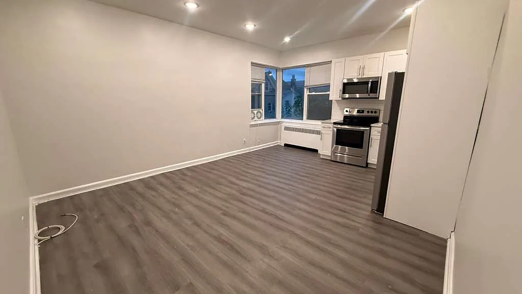 824 Avenue C — Photo 2