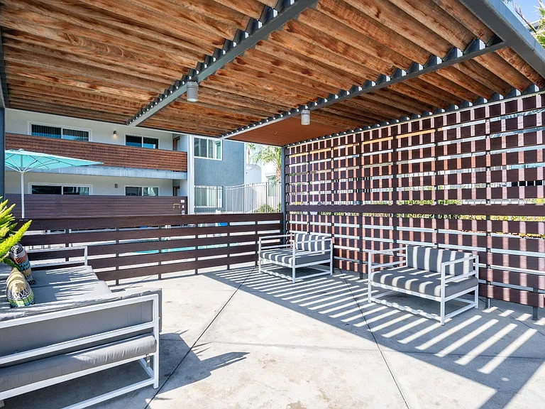 Beverly Plaza Apartments — Photo 34