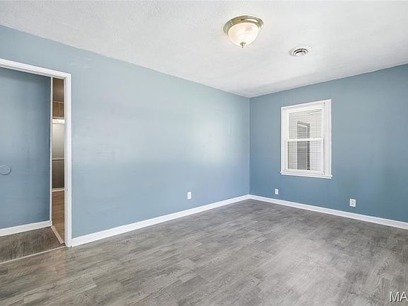 5th image of 36 Louise Ln