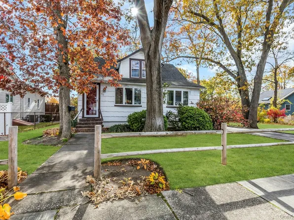 36 Roslyn Street, Islip Terrace, NY 11752