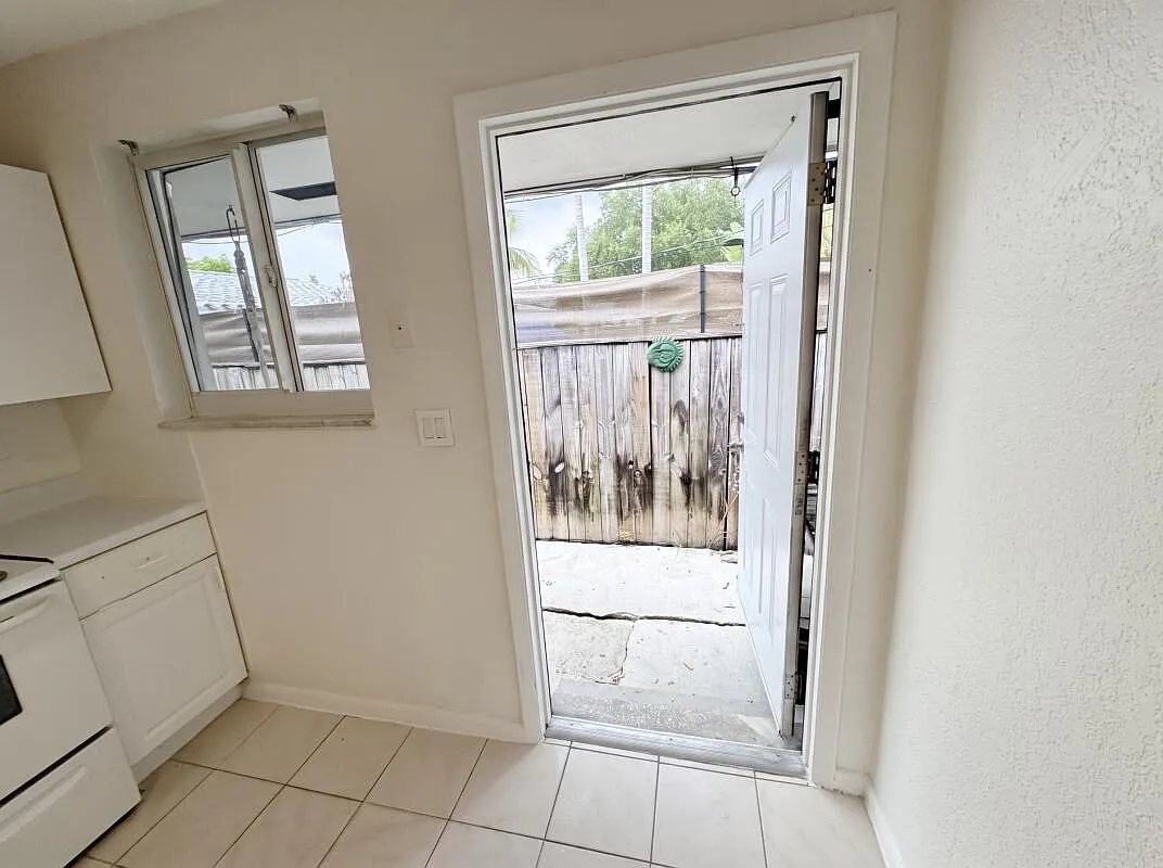 2 bed, 1.0 bath, 1050 sqft, $1,995 — Photo 2