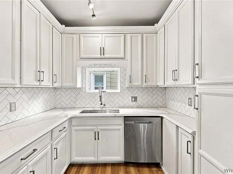 304 W Delavan Ave — Photo 9