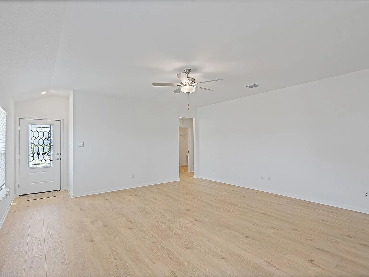 3 bed, 2.0 bath, 1305 sqft, $2,255 — Photo 2