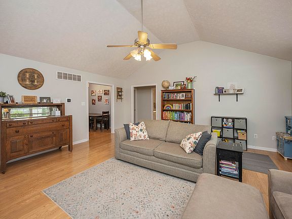 5th image of 202 E Joann Dr