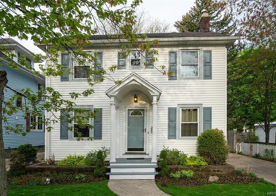 1st image of 11 Elmwood Park W