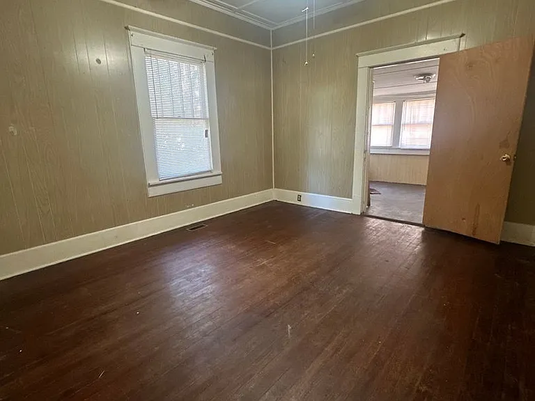 215 W Magnolia St — Photo 3