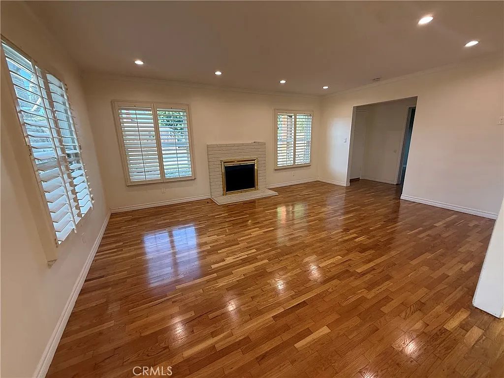 3 bed, 1377 sqft, $4,200 — Photo 4