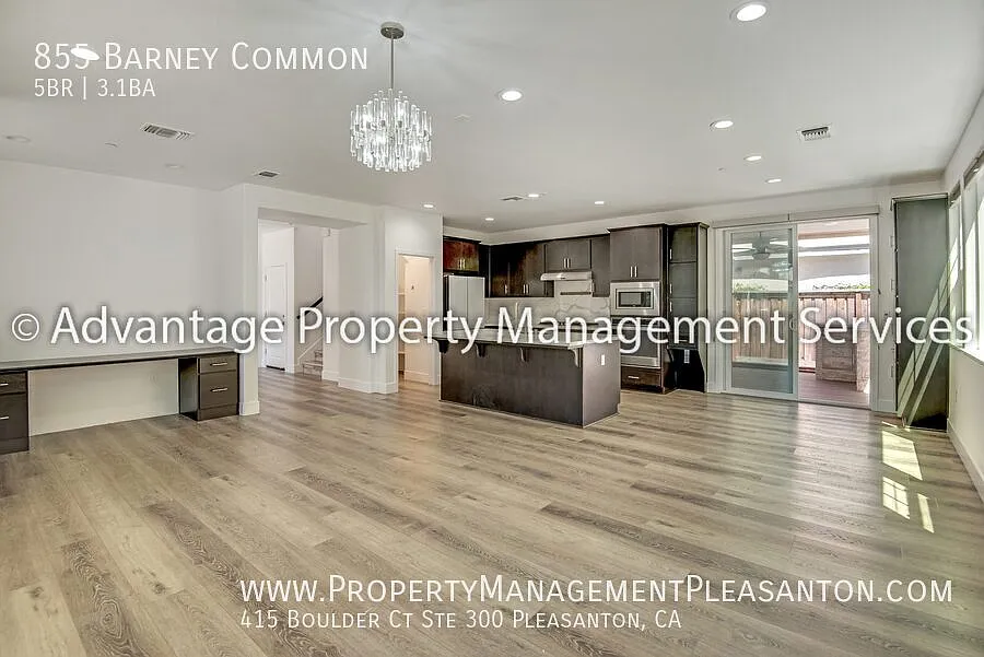 5 bed, 3.5 bath, 2,616 sq. ft. home with full bed/bath downstairs — Photo 4