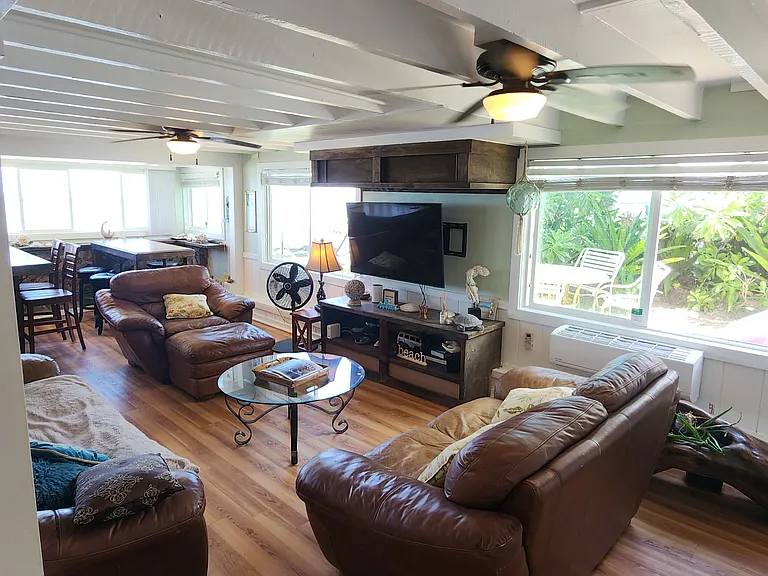 Large Living that is open and great for entertaining.