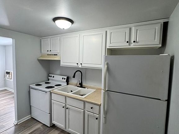3rd image of 24 W Division St APT 4