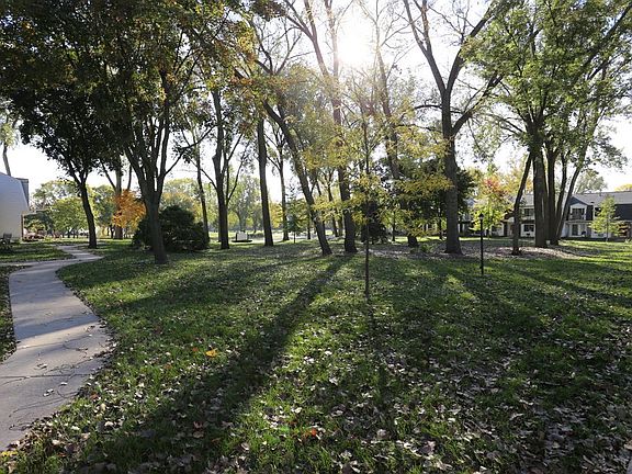 Beautifully landscaped cour