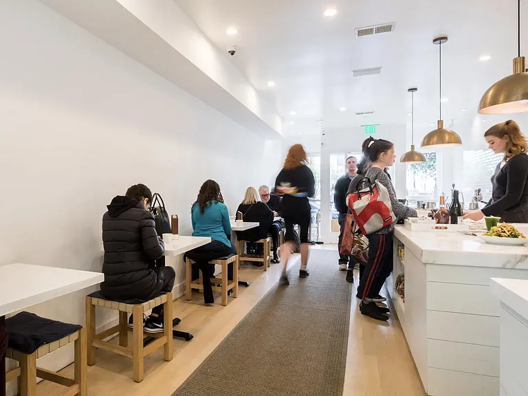 Walk to the best cafes and restaurants in Pacific Heights in under 10 min