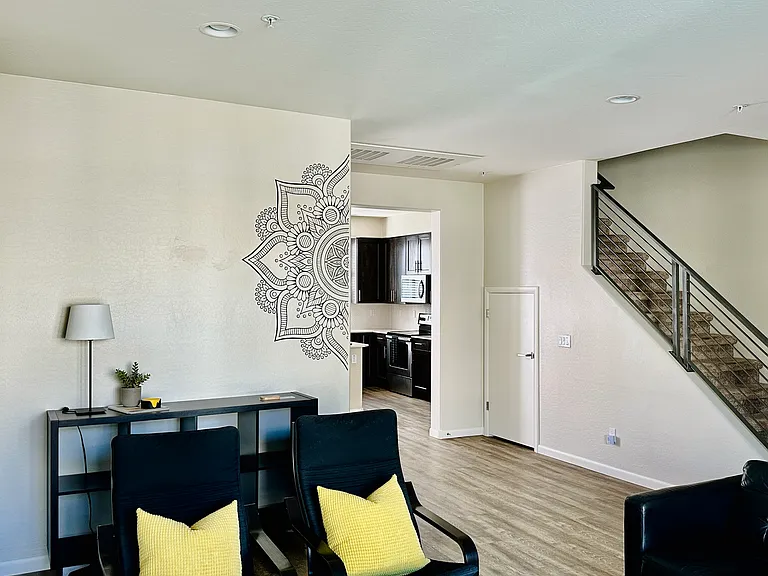 2090 S Dorsey Ln #1033 — Photo 2