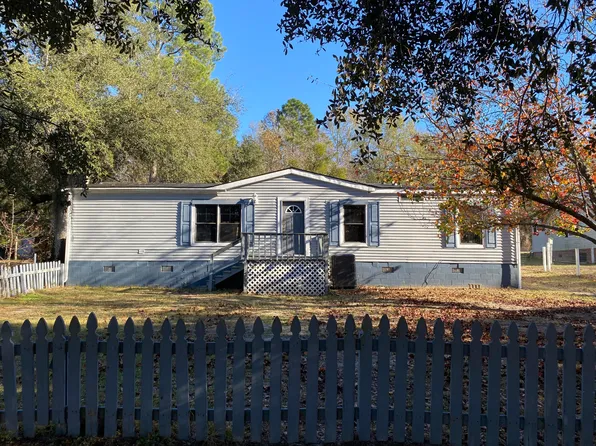 305 Fountain Lake Dr, Eutawville, SC 29048
