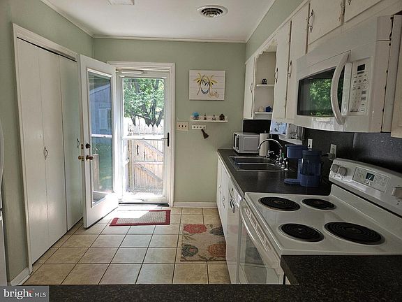 2nd image of 8140 Haven St