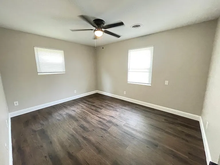 1054 Dalton Ln — Photo 16
