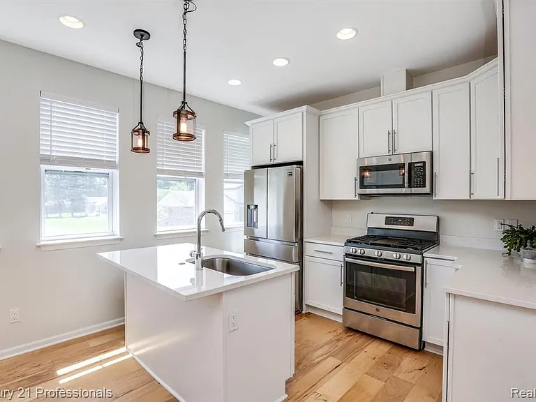 67 Kalter Dr — Photo 2