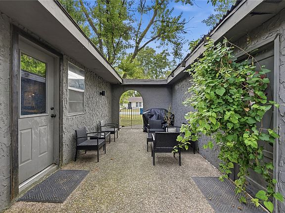 4th image of 825 SE H St