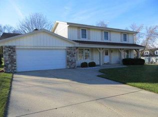 1130 Emerson Dr, Oconomowoc, WI 53066
