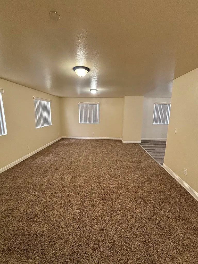 5 bed, 1709 sqft, $3,800 — Photo 2