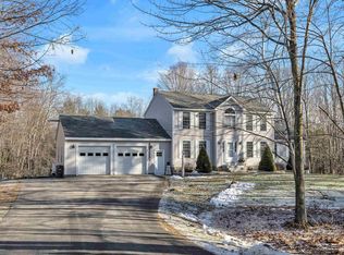 14 Laurel Rd, Hooksett, NH 03106