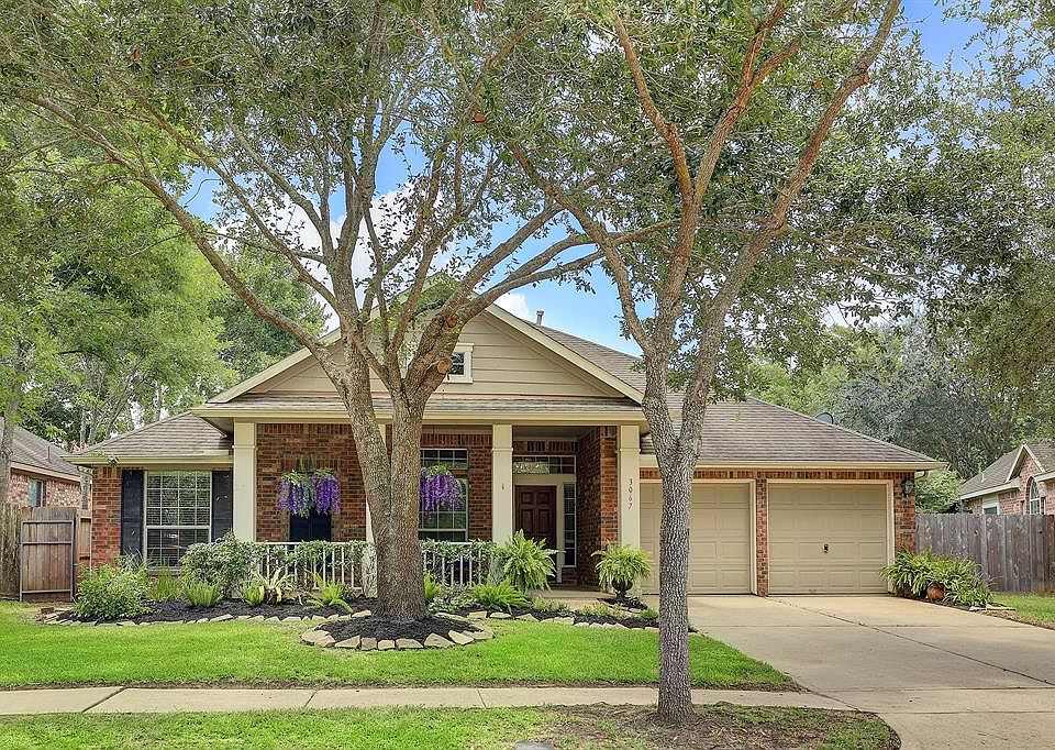 Beautiful Meritage home on a quiet cul-de-sac street with 4 spacious bedrooms and 2 full baths. This home is filled from front to back with gorgeous decorator touches. Find tile and wood laminate floors in all living areas, raised ceilings, updated l