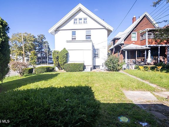 4th image of 975 Woodland Ave