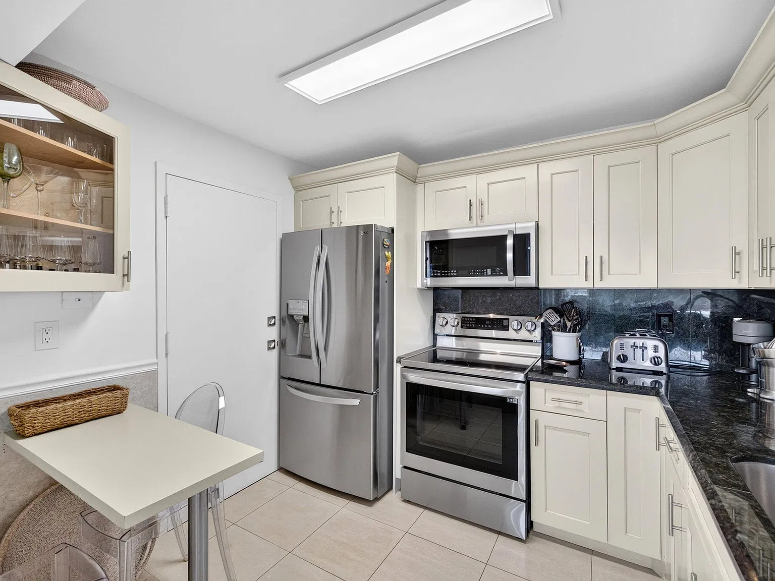 2 bed, 2.0 bath, 1592 sqft, $3,000 — Photo 3